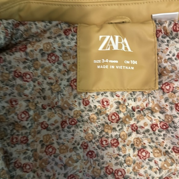 ZARA Rein coat with hood for girl. Pea color(yellow- gold) lining multi color. - Picture 3 of 5